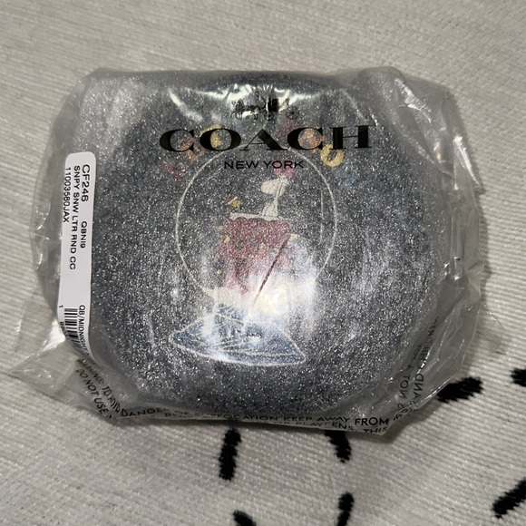 Coach X peanuts Round coin case with Snoopy Let it Snow motif New 🔥 - Picture 6 of 7